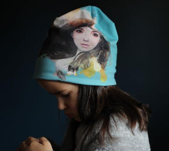 Une jeune fille portant la tuque d&