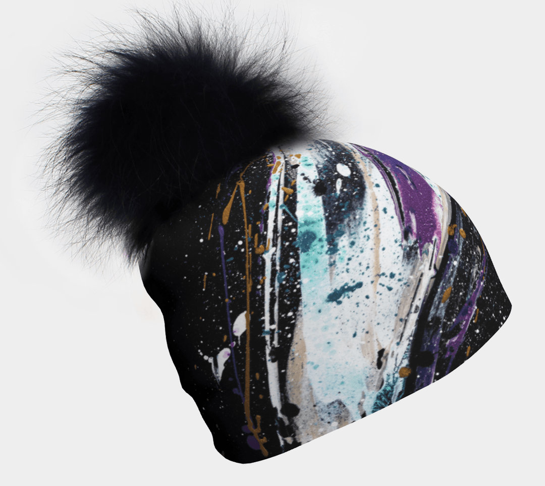 Tuque noire avec éclaboussures de peinture abstraites et colorées et un grand pompon noir moelleux