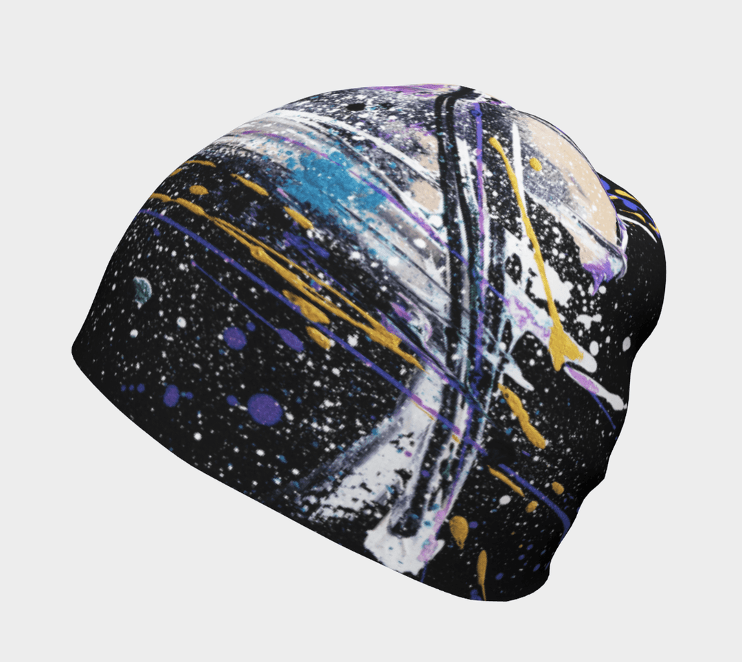 Gros plan de la tuque Abracadabra, mettant en valeur son imprimé artistique abstrait aux teintes noires, blanches et mauves.