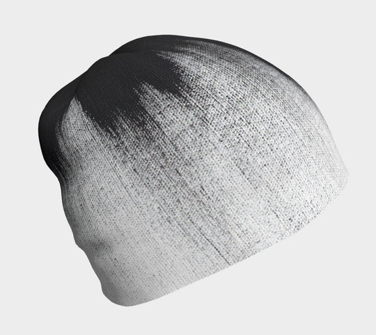Motif abstrait noir et blanc de coups de pinceau sur une tuque grise.
