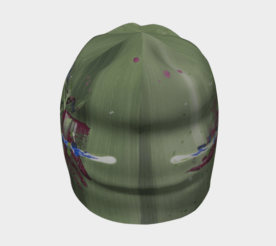 Tuque verte à motif abstrait vue de face sur fond blanc.