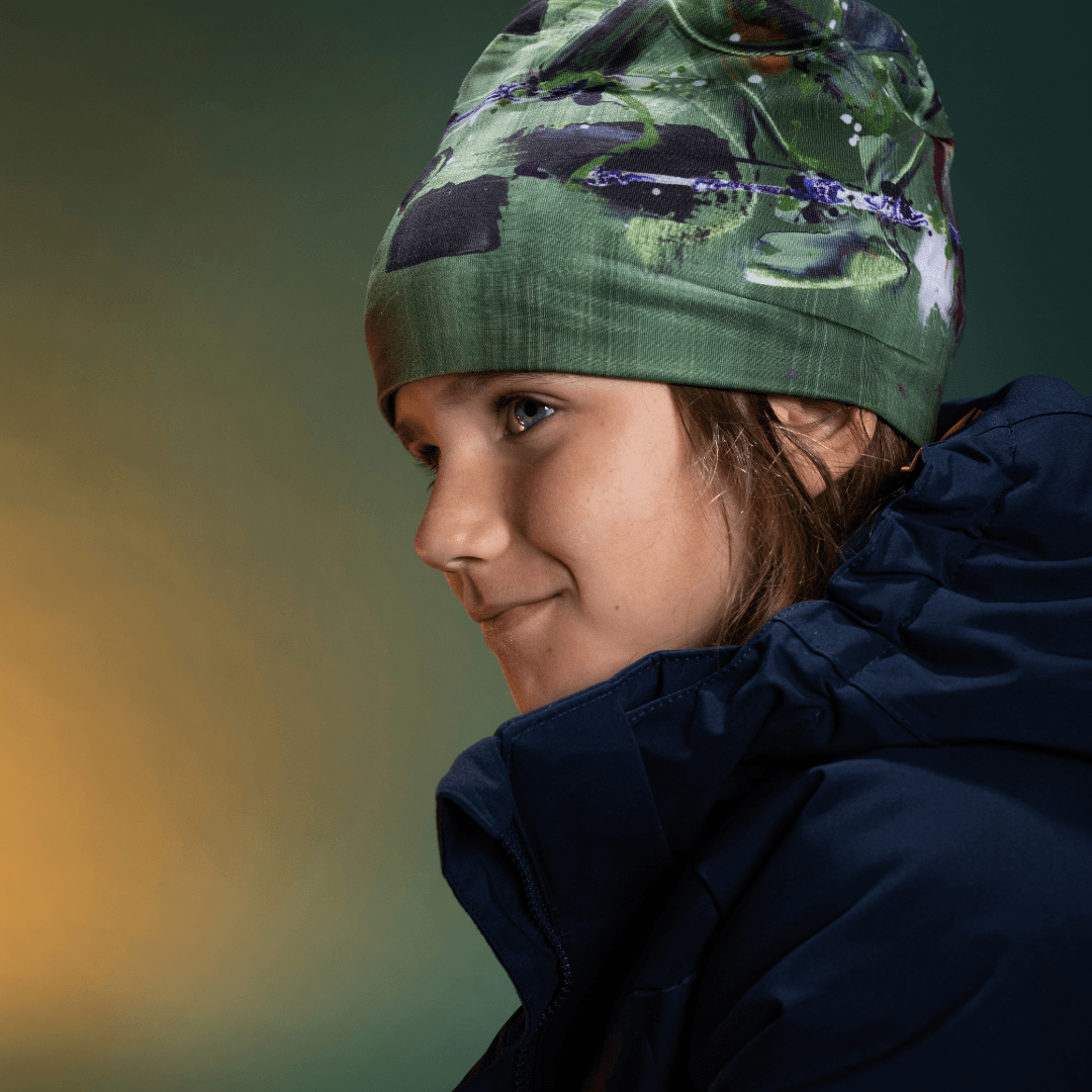 Jeune personne portant la tuque verte Amazonia et une veste d&