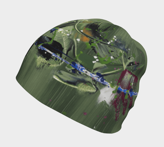 Tuque verte à motif abstrait sous un autre angle sur fond blanc.
