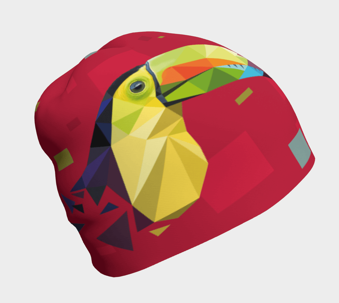 Tuque rouge avec illustration géométrique de toucan sur le côté, vue de trois-quarts avant.