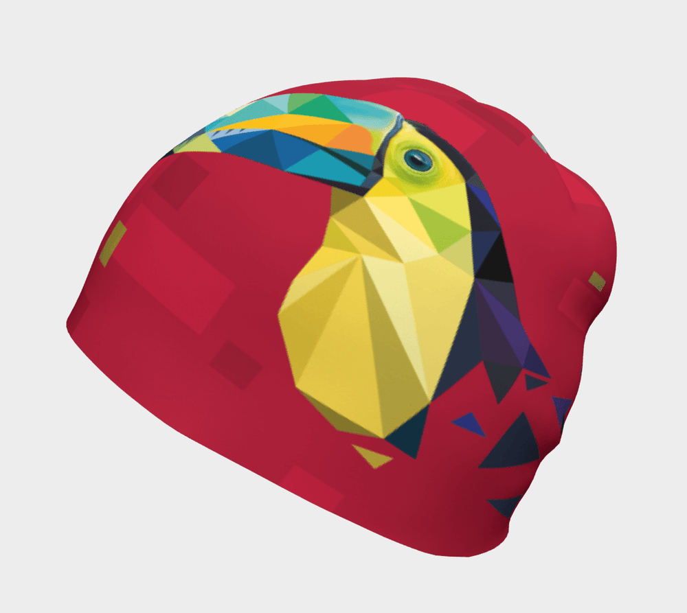 Tuque rouge ornée d'un design géométrique de toucan, vue de trois-quarts supérieure.