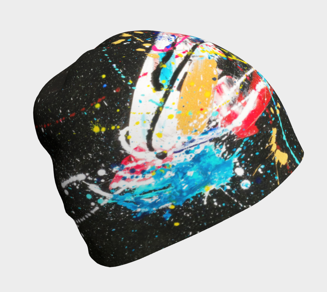 Gros plan d'une tuque noire avec un design abstrait et coloré de projections de peinture.