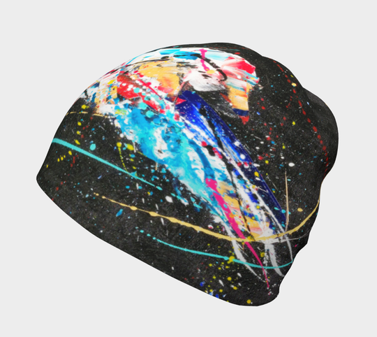Vue latérale de la tuque noire présentant un fond noir avec des projections de peinture abstraites vibrantes.