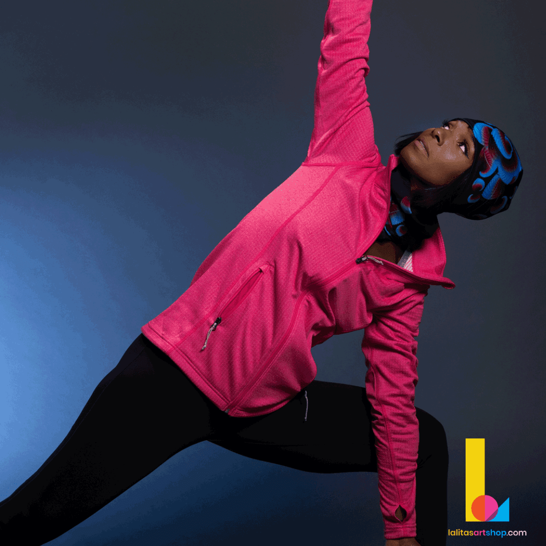 Femme en veste rose faisant du yoga avec la tuque Fleurs Bleues