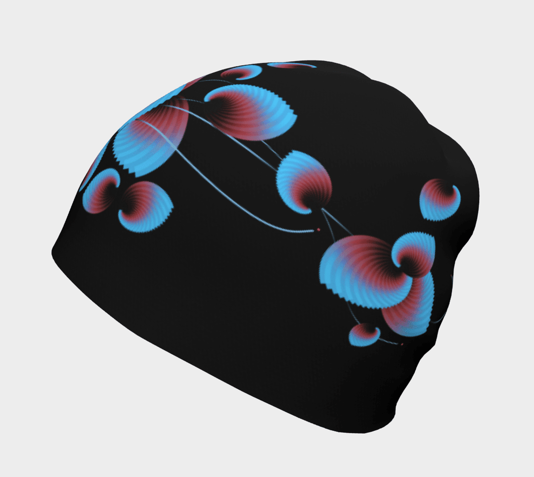 Gros plan de la tuque noire avec motif floral bleu et rouge