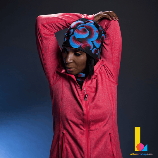 Femme portant une veste rouge, la tuque Fleurs Bleues et un cache-cou