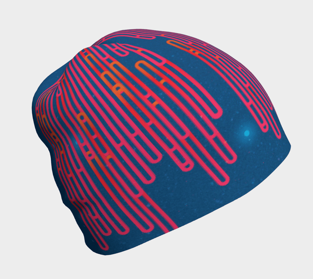 Tuque bleue avec un motif en boucles rose et orange vue de côté.