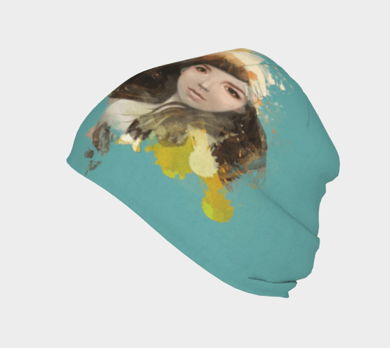 Gros plan d'une tuque turquoise ornée d'une œuvre d'art abstraite représentant le visage d'une femme aux cheveux flottants.