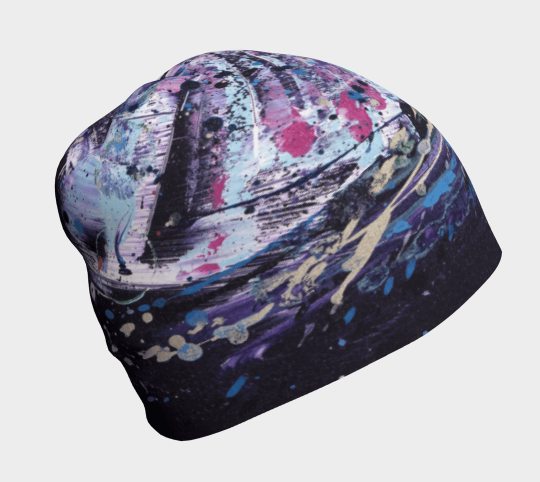 Gros plan d'une tuque avec un design abstrait éclaboussé, aux couleurs vives, violet, bleu et rose.