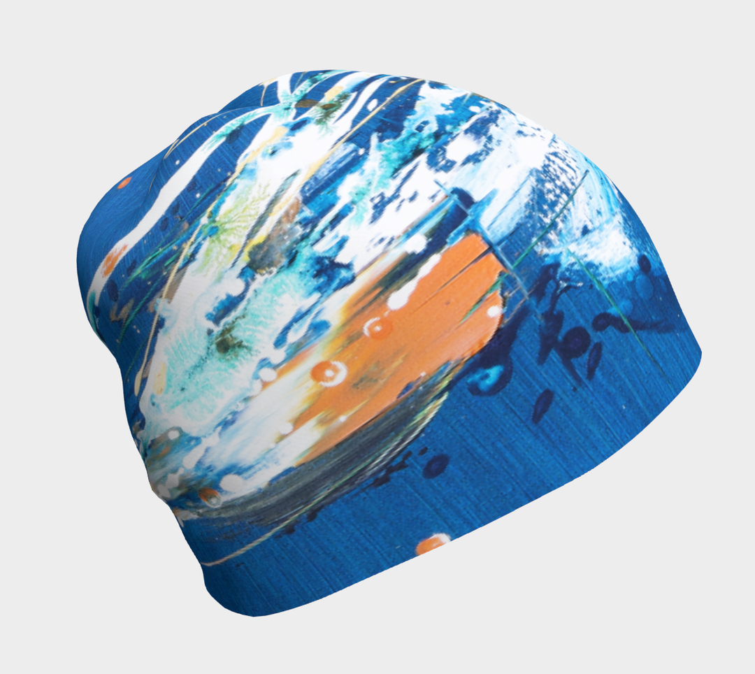 Une tuque bleue avec des éclats et des coups de pinceau abstraits aux tons terreux, vue de côté.