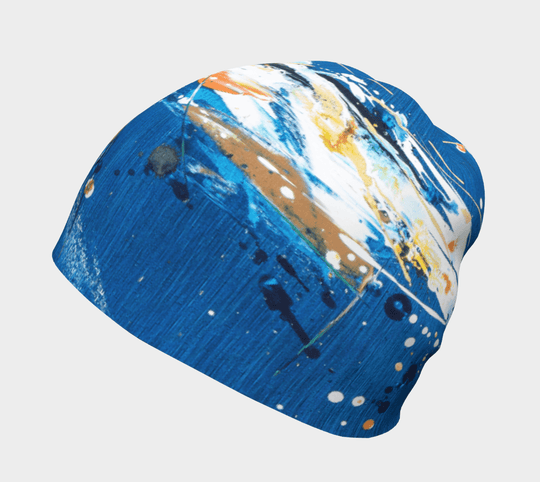 Une tuque bleue avec des éclats et des coups de pinceau abstraits aux tons terreux, vue de côté.
