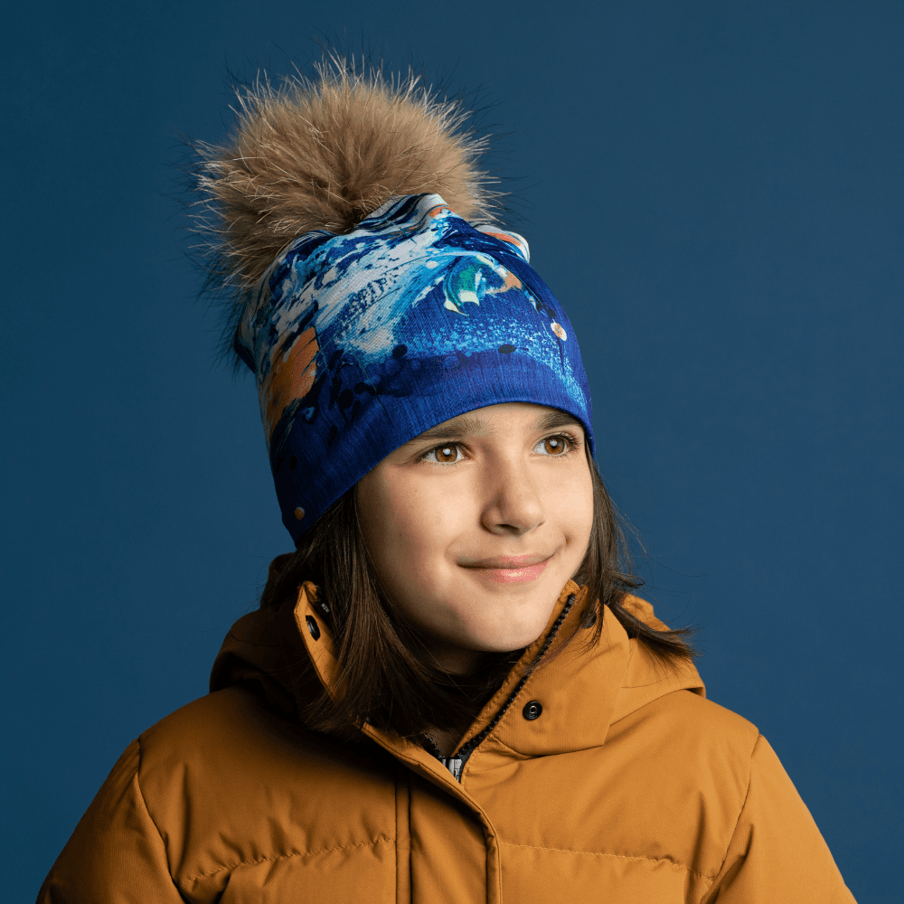 Jeune fille portant la tuque bleue aux couleurs d&
