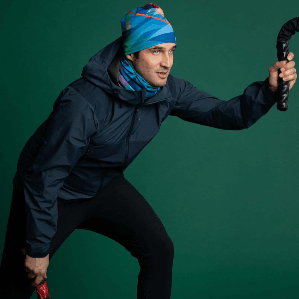 Homme portant une veste bleue et un cache-cou ainsi qu&