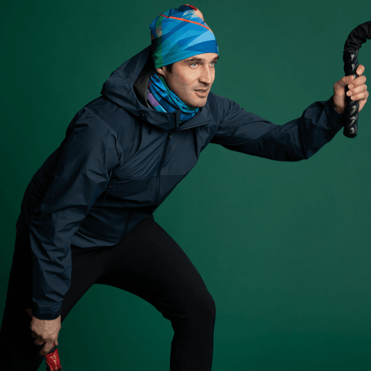 Homme portant une veste bleue et un cache-cou ainsi qu&