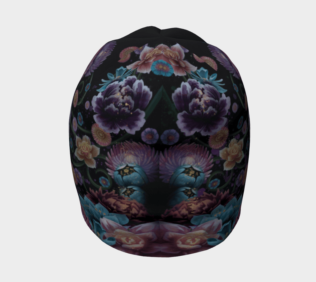 Vue de dessus de la tuque, affichant la disposition symétrique des motifs floraux sur fond sombre.