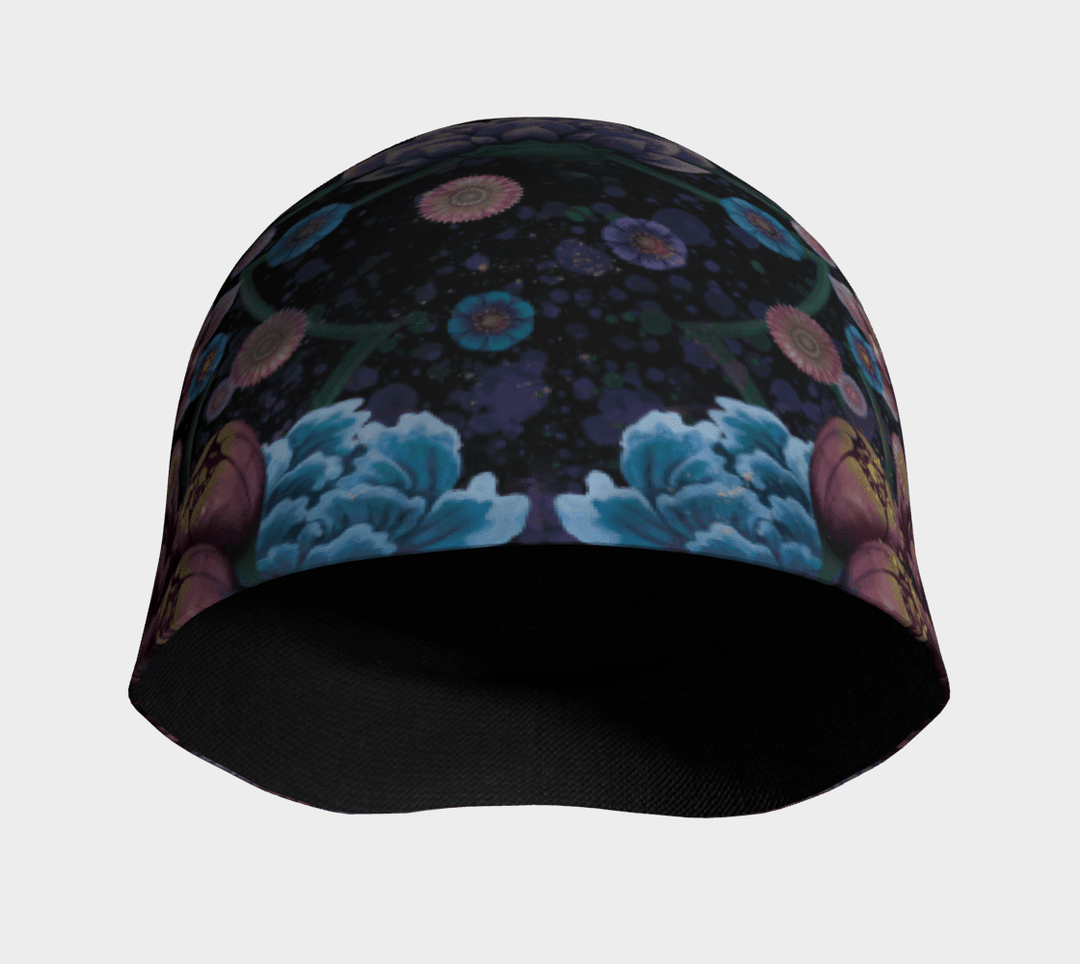 Vue de face de la tuque, montrant la doublure intérieure foncée et le motif floral répétitif.