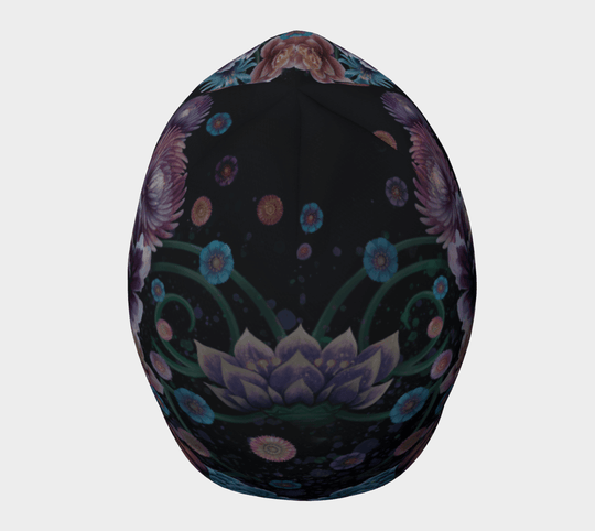 Vue arrière de la tuque, mettant en valeur le motif floral continu qui enveloppe la couronne.