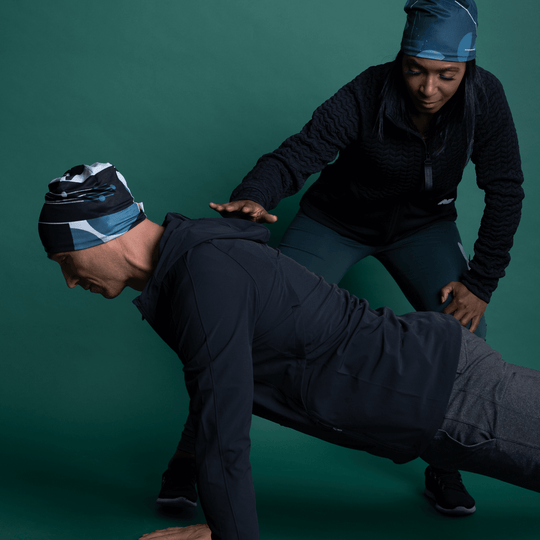 Un homme et une femme portant des tuques en extérieur; l&