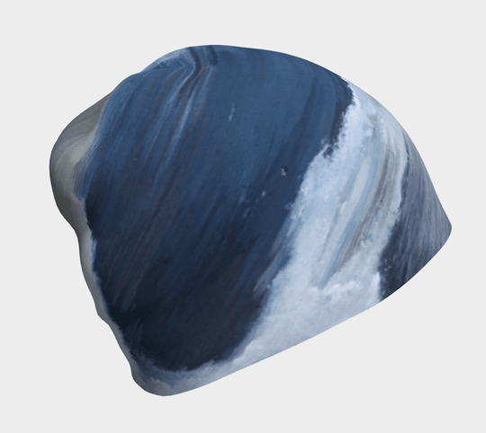 Gros plan de la tuque Mer Dorée, montrant des coups de pinceau abstraits bleus et blancs.