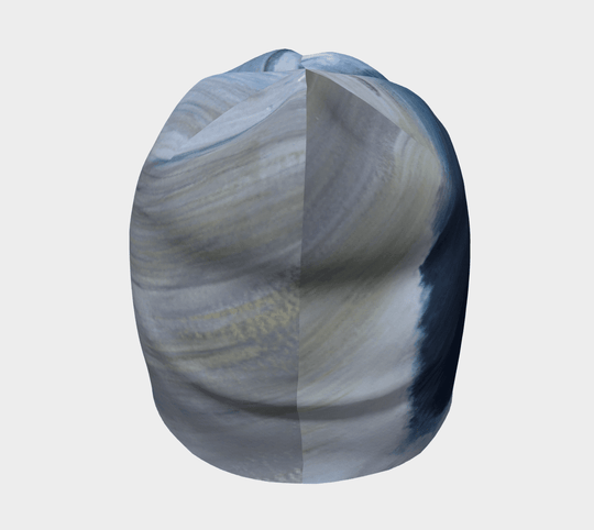 Vue de dessus de la tuque Mer Dorée, montrant le design artistique divisé en deux.