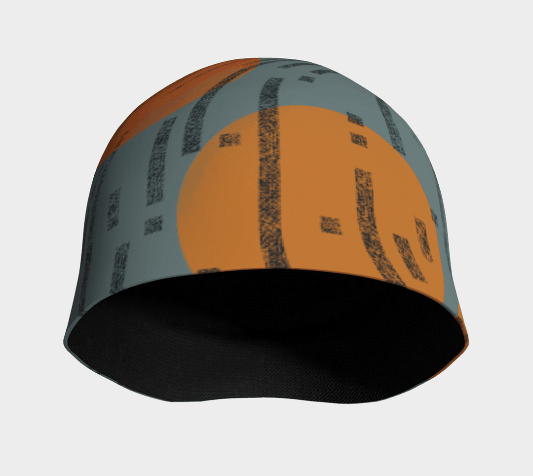 Tuque présentée de face avec panneau central cercle orange et motif de traits noirs, doublure noire visible à l&