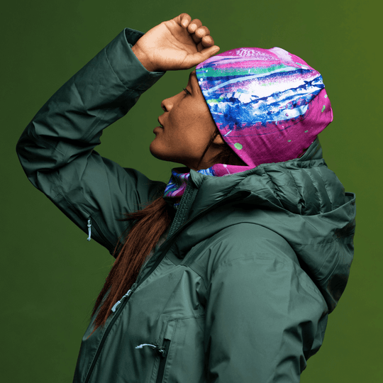 Femme portant la Tuque Espoir et son cache-cou, se protégeant les yeux dans une veste d&