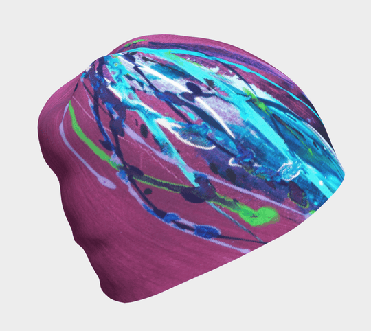 Gros plan sur la Tuque Espoir montrant son design artistique abstrait violet et bleu.