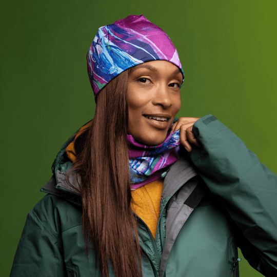 Femme portant la Tuque Espoir et son cache-cou assorti avec une veste d&