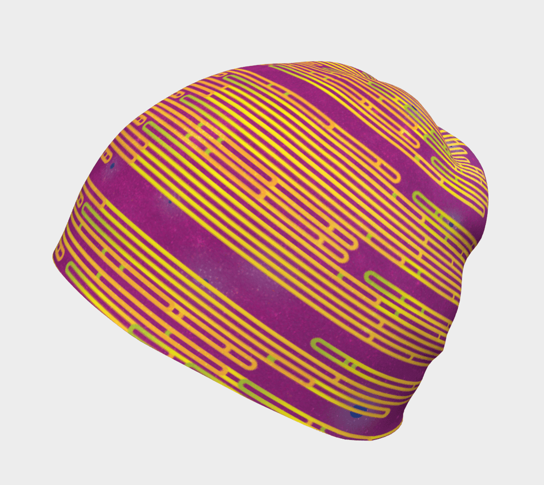 Tuque magenta à rayures abstraites jaunes et vertes vue de côté.