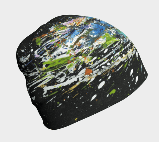 Une tuque noire avec un design coloré abstrait de éclaboussures de peinture.