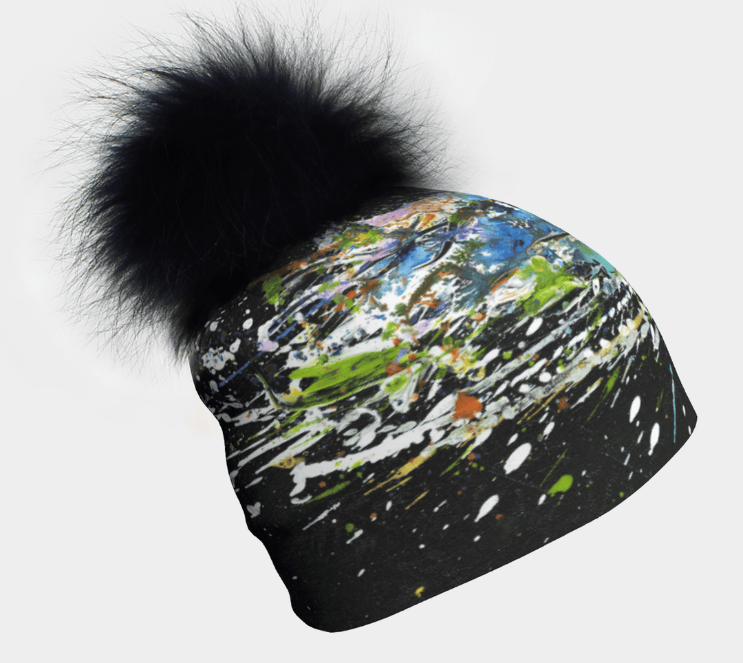 Gros plan de la tuque Méduse avec pompon en fourrure noire et imprimé abstrait.
