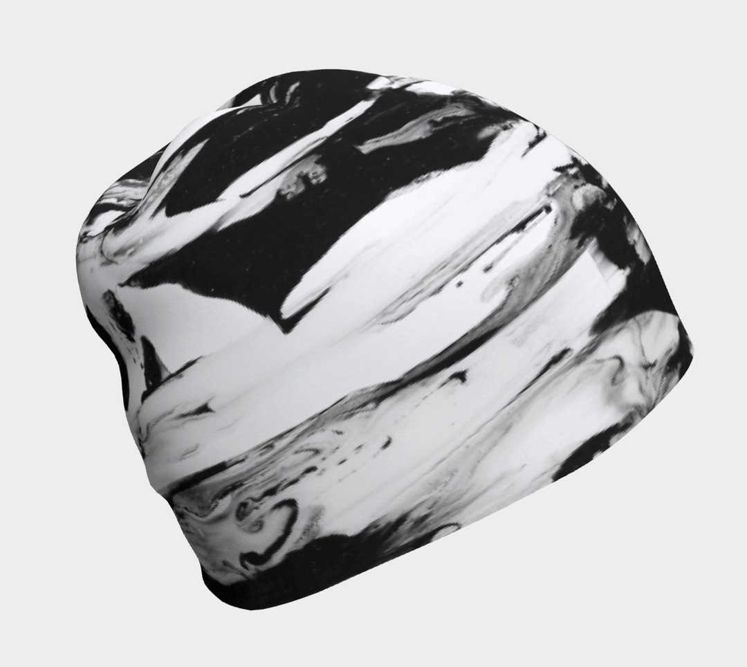 Gros plan d'une tuque au motif abstrait noir et blanc.
