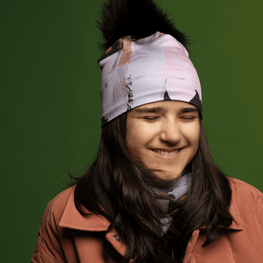 Jeune personne portant une tuque à pompon noir et un cache-cou assorti