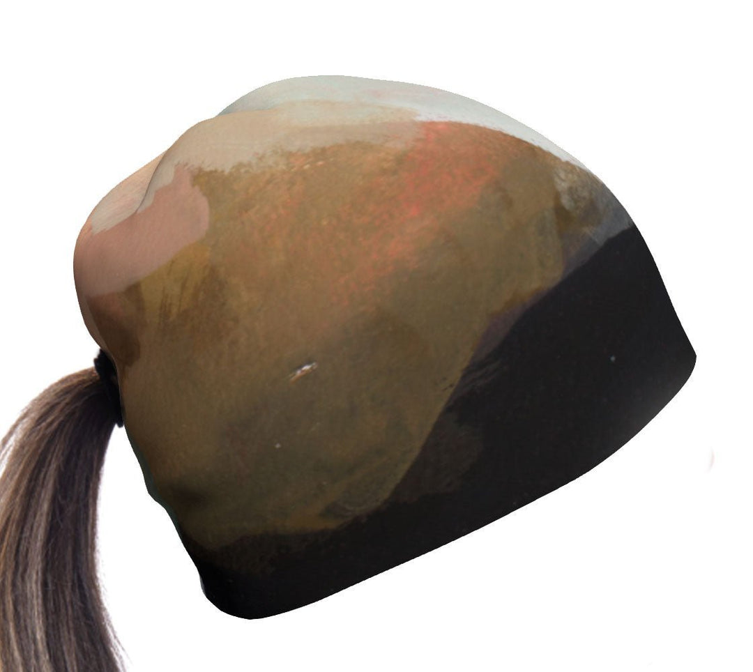 Tuque à accent marine avec design artistique abstrait sur fond blanc, cheveux tirés par l&