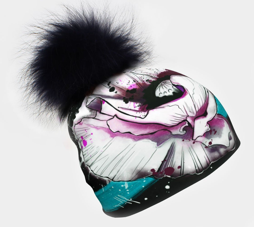Nouvelle tuque Pavot avec pompon noir amovible, gros plan de l'œuvre florale.