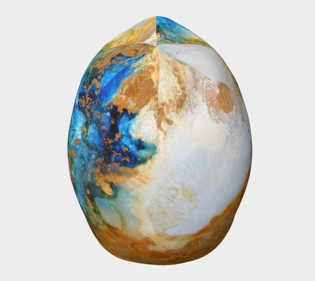 Vue de dessus de la Tuque Marbre Océan, montrant le motif circulaire complet avec des tourbillons de bleu, blanc et or.