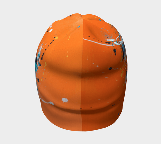 Vue de face de la tuque orange abstrait, pliée pour montrer sa taille compacte.