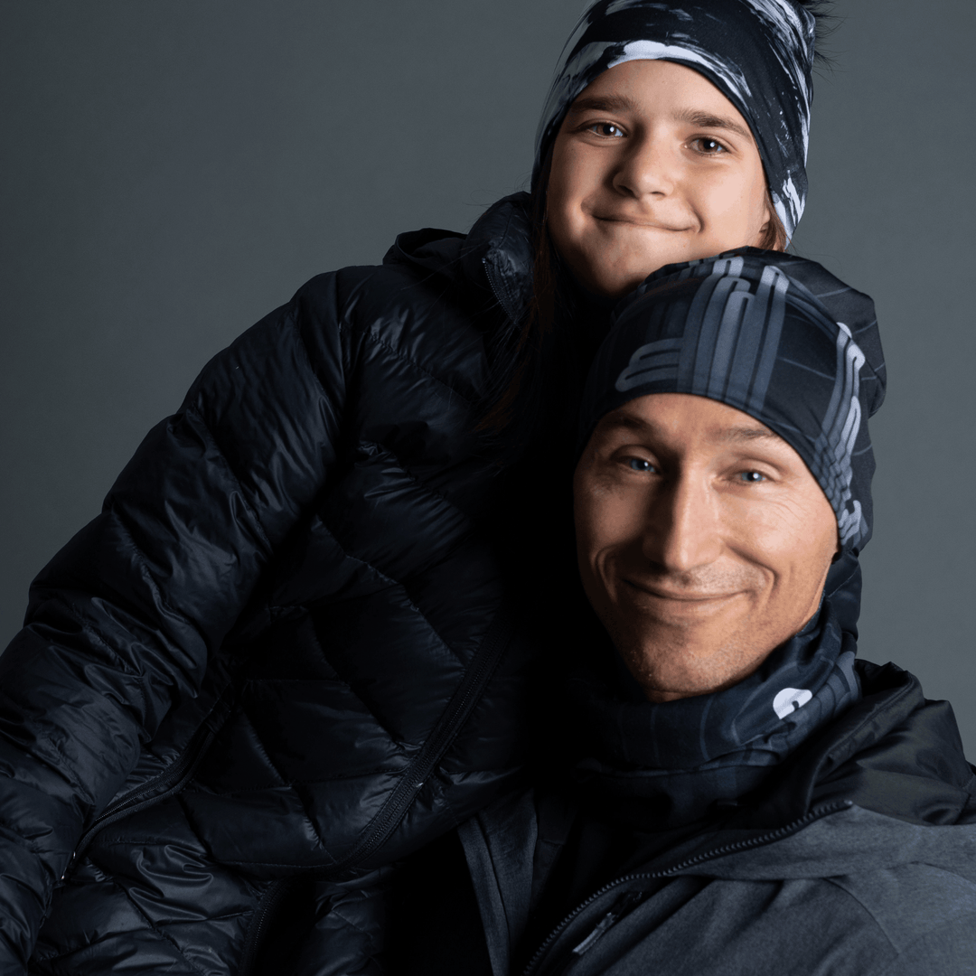Homme et enfant portant des tuques Radio City assorties et des manteaux d&