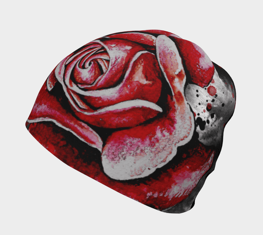 Gros plan de la Tuque Rose Rouge mettant en valeur le design complexe de roses rouges et blanches sur fond noir.