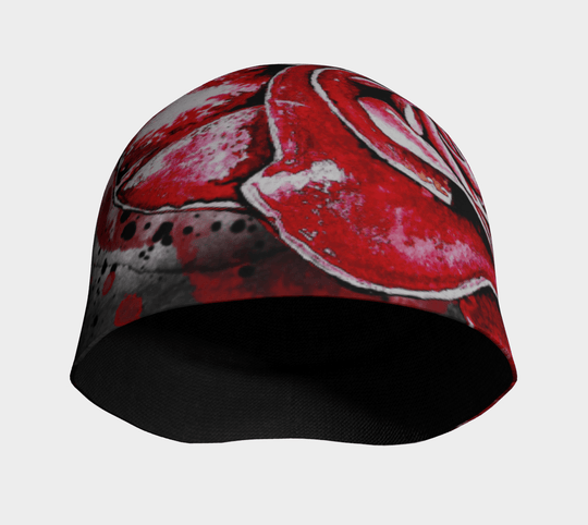 La Tuque Rose Rouge est présentée de face, révélant le design floral complet et sa partie supérieure douce et arrondie.