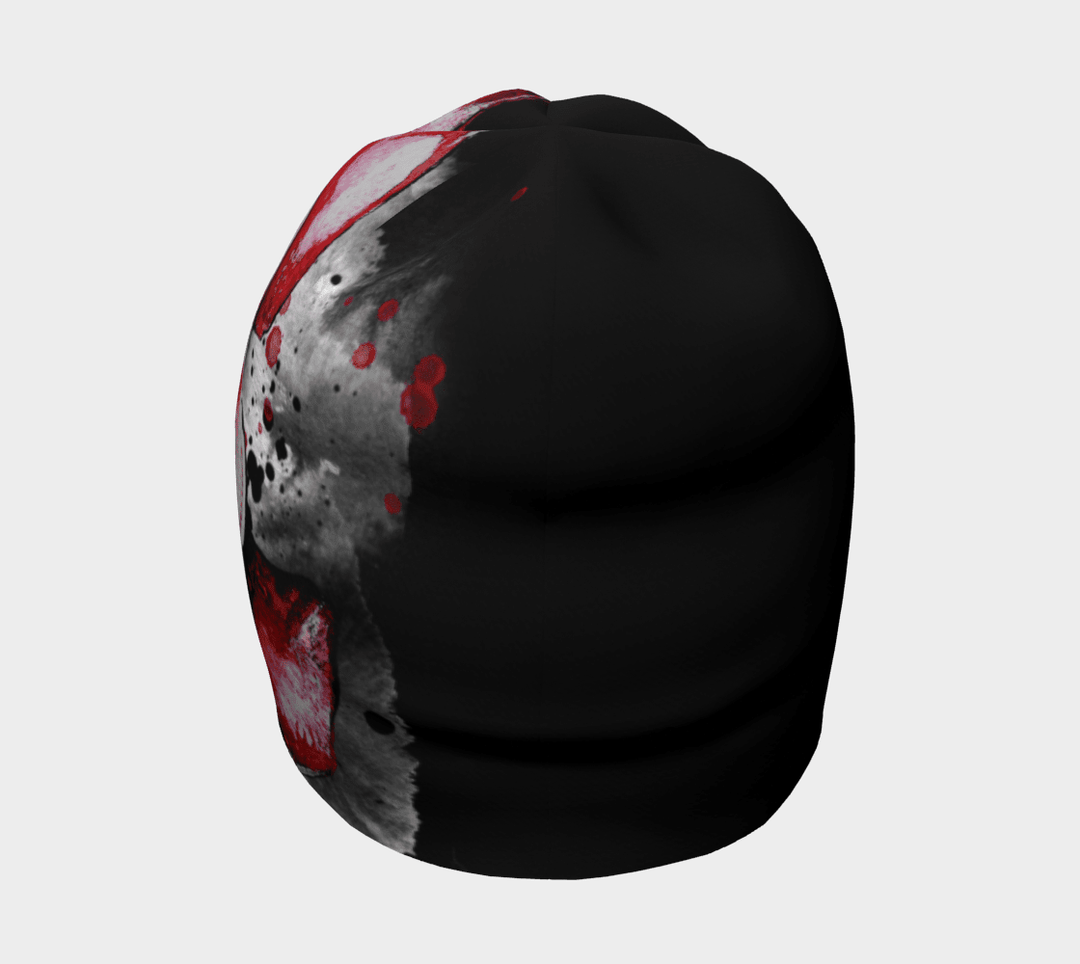 Vue de profil de la Tuque Rose Rouge, accentuant le tissu noir contrastant avec des éclaboussures de peinture rouge dispersées.