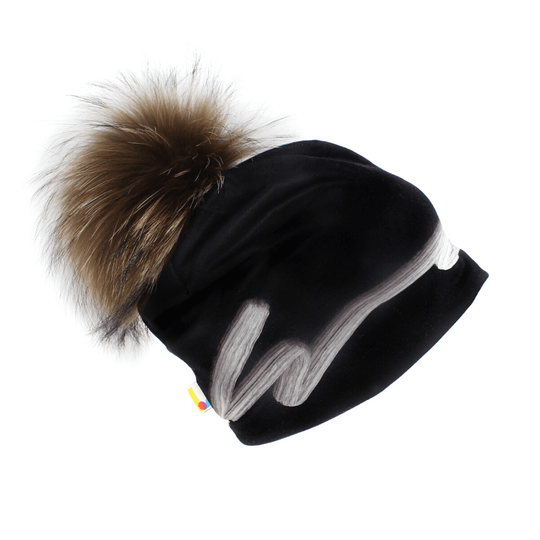 Tuque Signature noire avec un grand pompon brun moelleux sur fond blanc.
