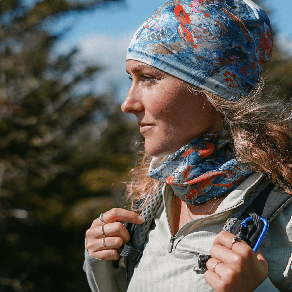 Femme en forêt, portant la Tuque Sphénédon et un cache-cou coordonné.