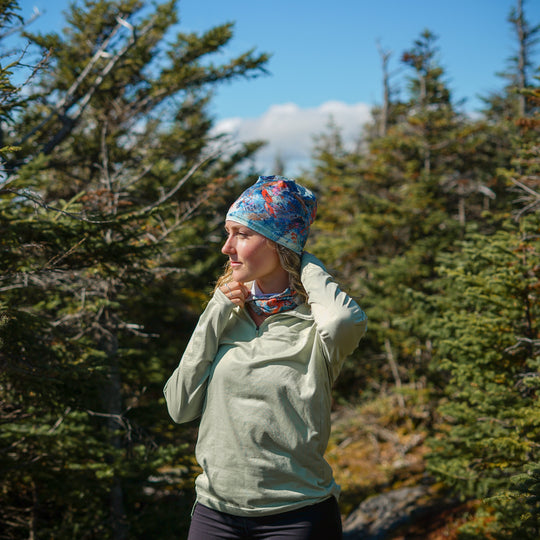 Femme portant la Tuque Sphénédon et le cache-cou assorti lors d&