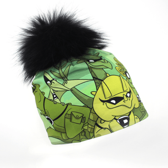 Tuque verte avec un pompon noir et moelleux, décorée d&