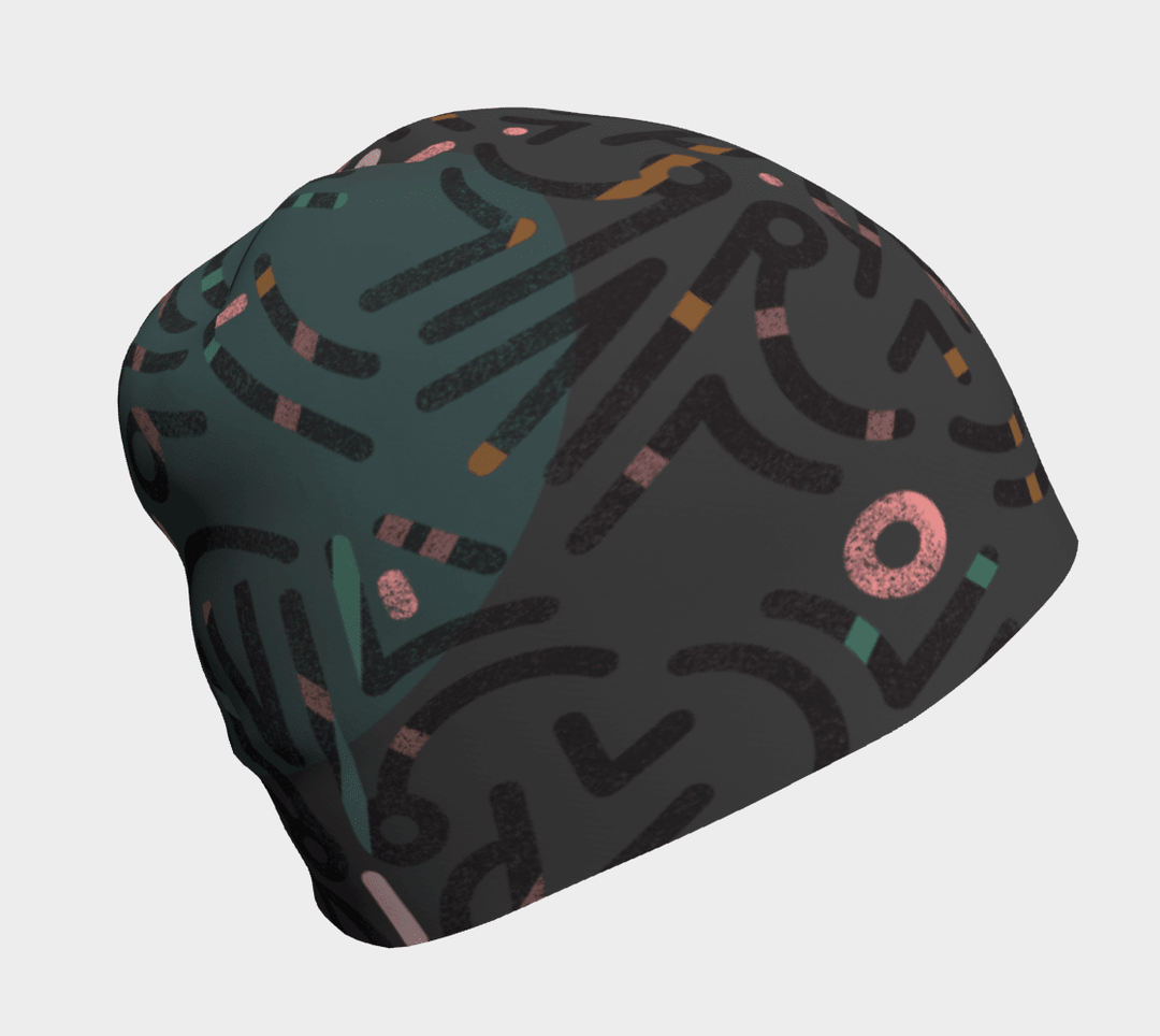 Tuque grise ornée d'un motif abstrait gris foncé et d'accents turquoise, rose et orange.
